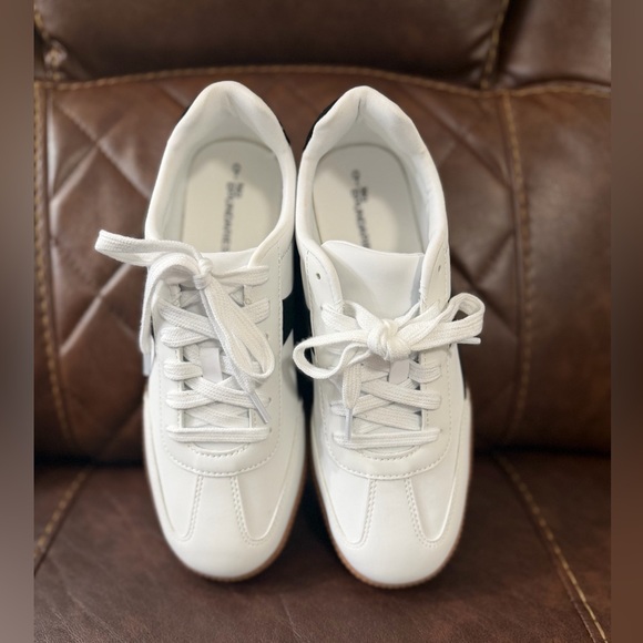 No Boundaries Sneakers- Black & White - Picture 3 of 6